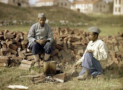 Twee Afrikaanse soldaten die een maaltijd opwarmen, Soissons, Aisne, Frankrijk, 1917 door Fernand Cuville